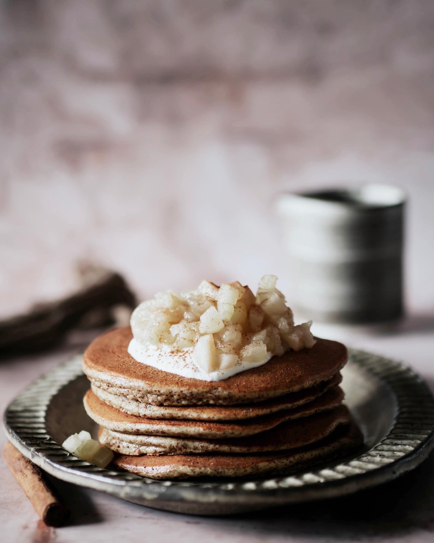 Mandelmehl Pancakes mit Birnenmus