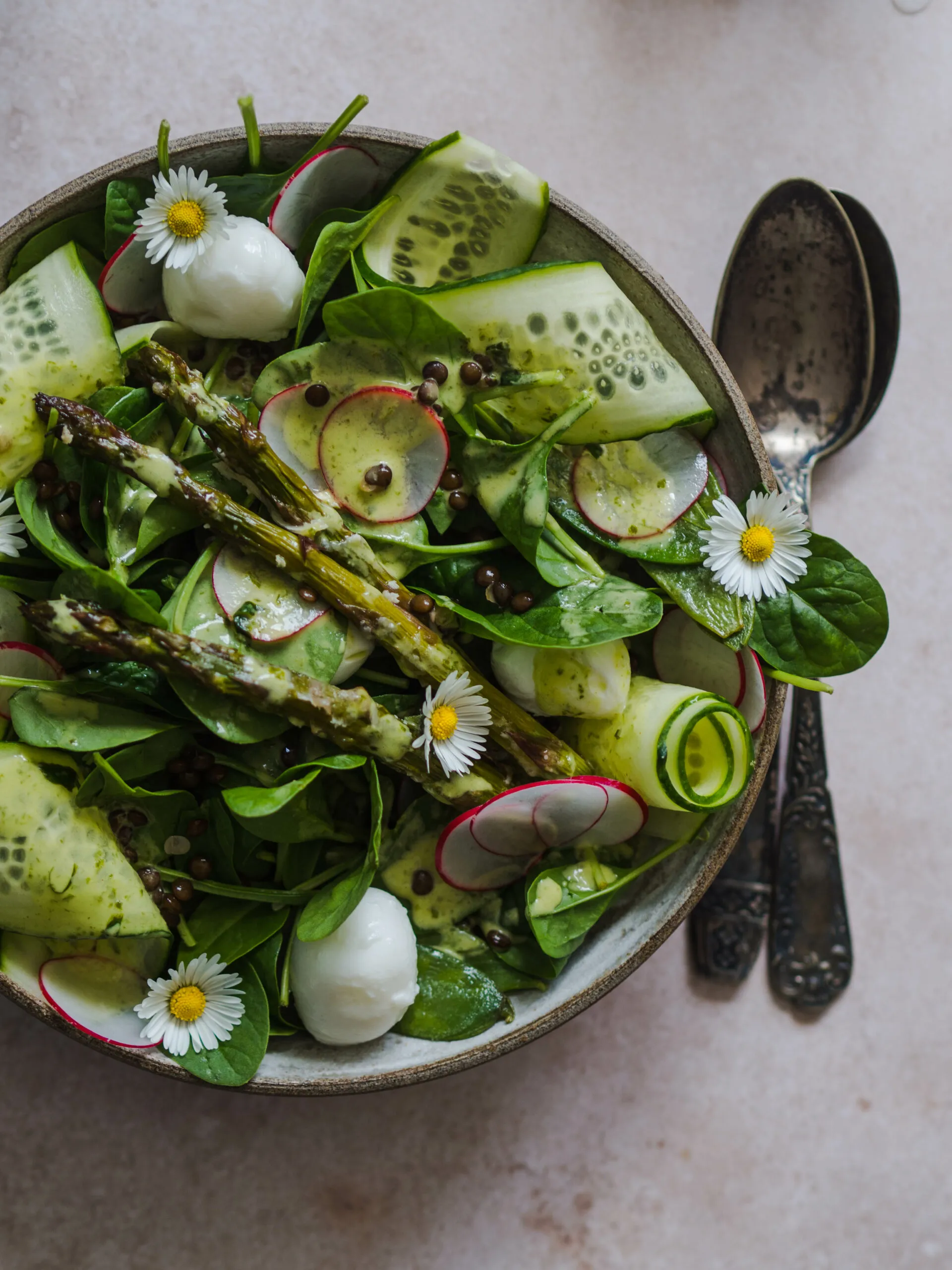 Frühlingssalat mit Bärlauch Zitronen Dressing - Kleines Kuliversum